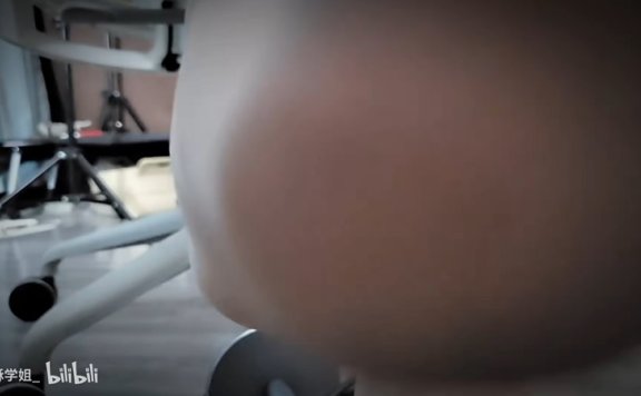 酥酥学姐 臭弟弟在姐姐桌子下面干嘛呢